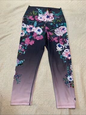 Silver Icing Floral Ombre Capri Leggings - Pink/Black